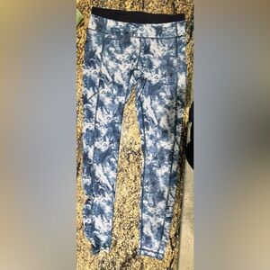 Lululemon Size 8 Blue Cloud Legging 28”